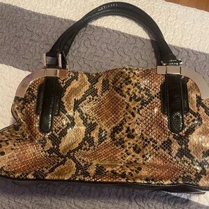 Animal print London Fog bag
Color : brown / beige 
Condition : Slightly used